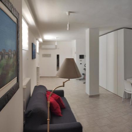Seagull Apartments - Front And Sea View & Airport バーリ エクステリア 写真