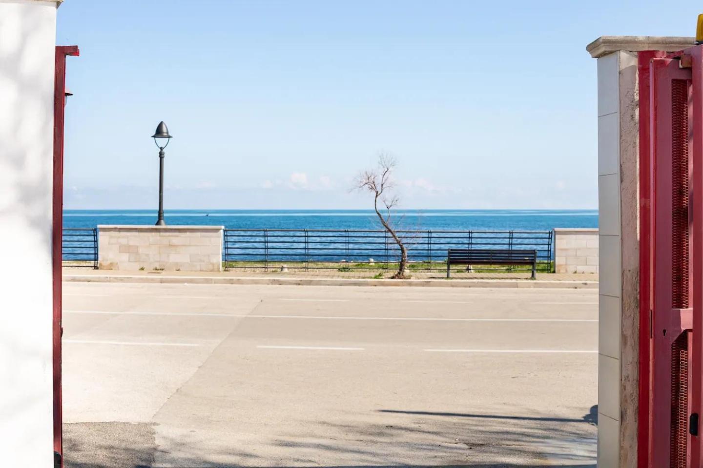 Seagull Apartments - Front And Sea View & Airport バーリ エクステリア 写真